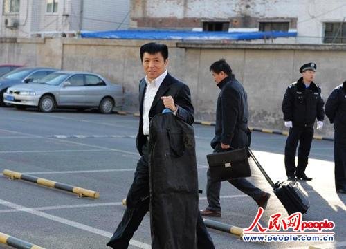 庭審當(dāng)日，李某某辯護律師張起淮匆匆趕到北京市一中院    人民網(wǎng)記者 翁奇羽攝