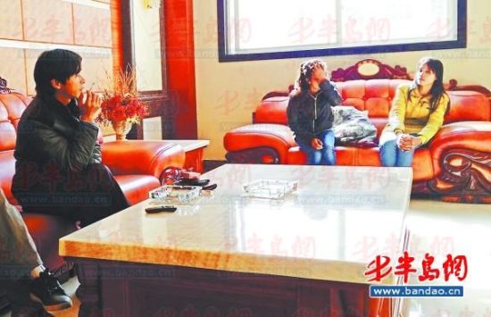 鄱陽(yáng)湖鄉(xiāng)村大酒店內(nèi)，兩個(gè)本地男子帶著兩個(gè)外籍女子給記者