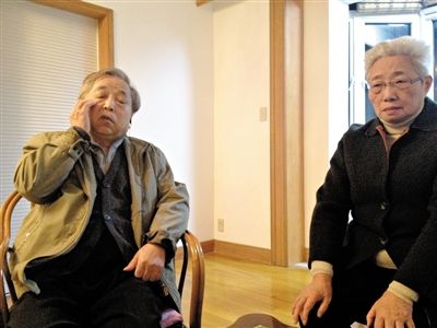 前晚，年過七旬的劉光嘉及妻子向記者講述強(qiáng)拆經(jīng)過。