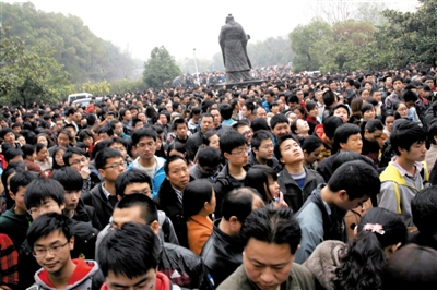 去年3月16日，武漢華中科技大學(xué)，“北約”、“華約”、“卓越”聯(lián)盟自主招生選拔考試湖北考點，考生等待進(jìn)場。 圖/CFP