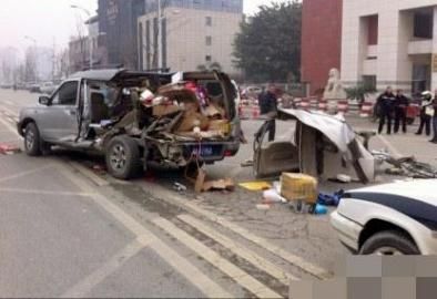 一輛越野車在車禍中受損嚴重。圖據網絡