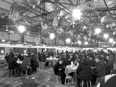 村主任孫女滿月宴席上，坐滿了前來(lái)道賀的村民。京華時(shí)報(bào)記者陶冉攝