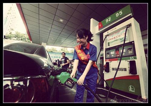 近日，有網(wǎng)友針對(duì)“超標(biāo)40倍事件”評(píng)價(jià)說(shuō)：“國(guó)內(nèi)加油站在油里加水是普遍現(xiàn)象。只是量多量少的問(wèn)題，車主