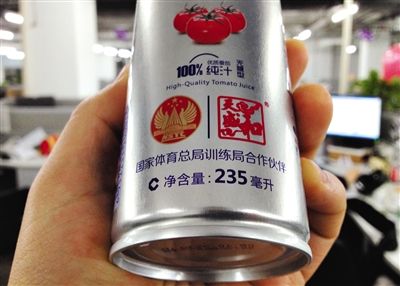 在涉訴產(chǎn)品的包裝上，印著“國(guó)家體育總局訓(xùn)練局合作伙伴”標(biāo)識(shí)。新京報(bào)記者 倪華初 攝