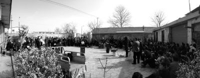 昨天下午，杜家疃村委會(huì)原文書李榮茂，向村民介紹當(dāng)天上午與街道辦溝通的情況。京華時(shí)報(bào)記者 懷若谷 攝