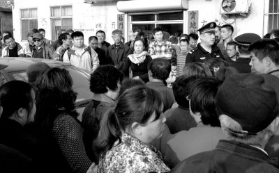 警方趕到現(xiàn)場(chǎng)，處理車胎被扎事件。