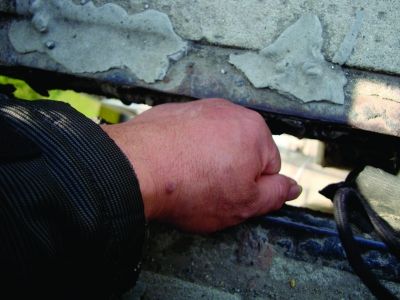 圖為大橋17號墩處橋面裂縫。梅建明 攝