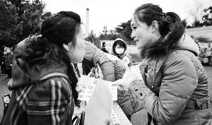 墓區(qū)服務員（右）見證了喪葬“綠化進程”。新華社發(fā)