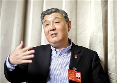 今年全國(guó)兩會(huì)期間，全國(guó)人大代表、浙江高院院長(zhǎng)齊奇接受記者采訪。新京報(bào)記者 陳杰 攝