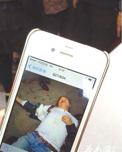 4月19日上午，目擊者拍到的黃祥拔被打現(xiàn)場圖片。網(wǎng)絡(luò)截圖