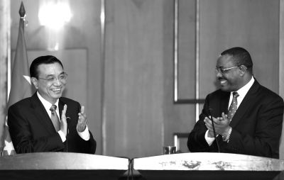 ▲國務院總理李克強在亞的斯亞貝巴與埃塞俄比亞總理海爾馬里亞姆會談后，共同會見記者。 新華社發(fā)