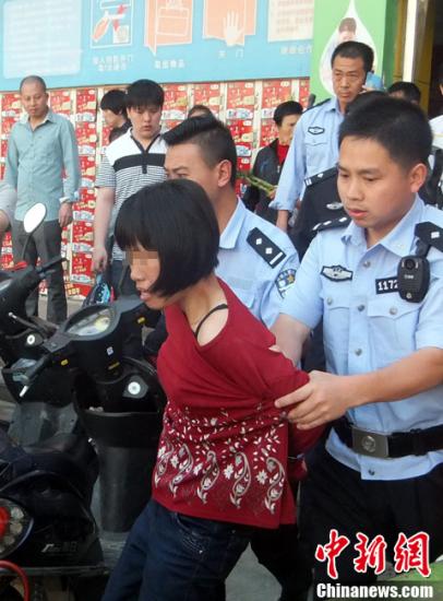  5月8日上午8時(shí)10分左右，江西省撫州市黎川縣日峰鎮(zhèn)家家樂超市發(fā)生一起持刀傷人案件。