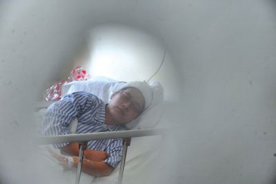 　6月3日，被打的值班醫(yī)生在病房接受治療。新華社發(fā)