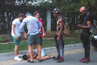 外籍男子路邊發(fā)現(xiàn)醉漢將其圍住。