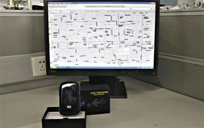 記者花近400元網(wǎng)購的定位監(jiān)聽器，能通過短信激活，進行實時監(jiān)聽。