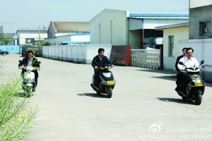 網友稱儀征市委書記程希騎摩托車下鄉(xiāng)沒戴頭盔。