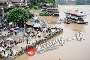 沙坪壩區(qū)磁器口，江水逼近休閑平臺。