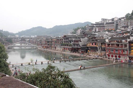 鳳凰古城以被吐槽七次高居最想吐槽榜榜首，而這七次吐槽全部來自在鳳凰古城隨機(jī)采訪的10名游客中。