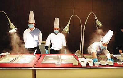 　工作人員在餐廳忙碌。（網(wǎng)絡圖片）