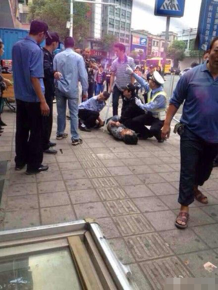 東莞三女子鬧市遭割喉割腹 兇手當(dāng)場(chǎng)被控制 東莞三女子鬧市遭割喉割腹 兇手當(dāng)場(chǎng)被控制