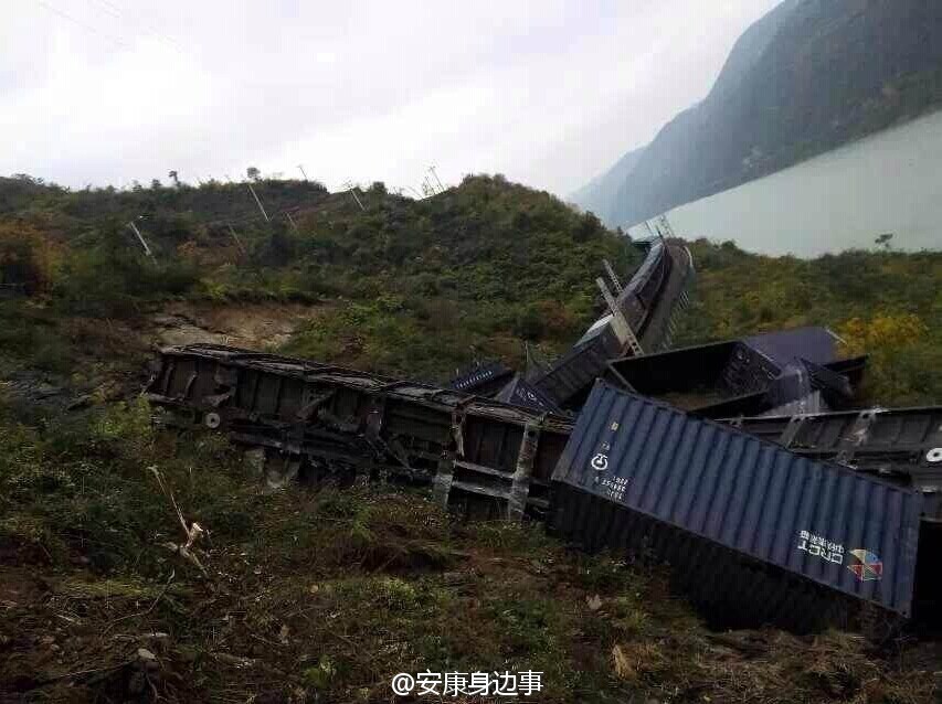 襄渝鐵路旬陽(yáng)至棕溪上行線發(fā)生山體塌方，致使75228次貨物列車8節(jié)車廂脫線。圖片來源于網(wǎng)絡(luò)