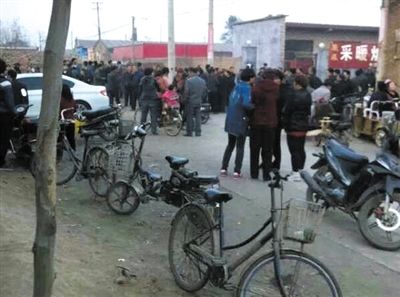 　11月9日下午，暴力催債的社會人員持械進(jìn)入獻(xiàn)縣安莊后，村民們聚集在一起準(zhǔn)備反抗。村民供圖