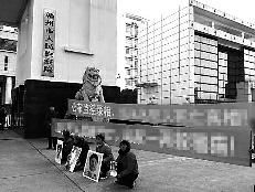 部分死者家屬在贛州市人民檢察院門口呼吁公開(kāi)贛州市監(jiān)獄監(jiān)控錄像 部分死者家屬在贛州市人民檢察院門口呼吁公開(kāi)贛州市監(jiān)獄監(jiān)控錄像