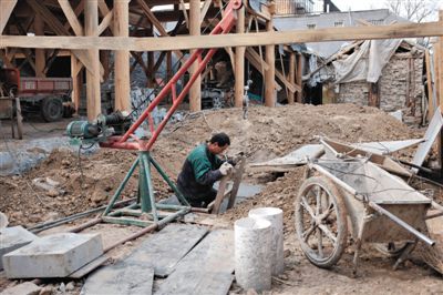 東城區(qū)北鑼鼓巷與小經(jīng)廠胡同之間一處四合院內(nèi)，工人進入已經(jīng)挖好的地下室內(nèi)施工。