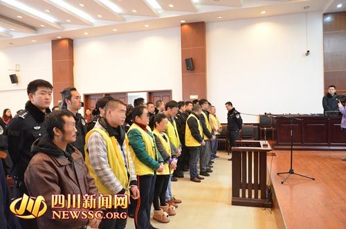 胡寶寶（右四）等接受集中宣判。