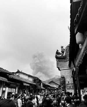 成都龍泉驛區(qū)洛帶古鎮(zhèn)的游客拍到爆炸瞬間濃煙滾滾。