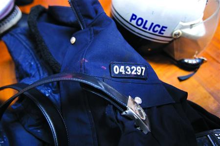 在閔行區(qū)虹橋派出所的一角，擺放著茆盛泉曾經(jīng)最愛的警服?！?43297”的警號(hào)、深色的警服依稀可見已經(jīng)凝固的血跡，警用皮帶也斷裂了。