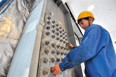 工人在內(nèi)部安裝鋼結(jié)構(gòu)。