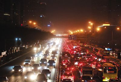 昨晚，因沙塵暴導(dǎo)致能見(jiàn)度低，長(zhǎng)安街嚴(yán)重堵車。