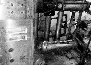 漢陽(yáng)某無(wú)證水廠使用的破舊設(shè)備。