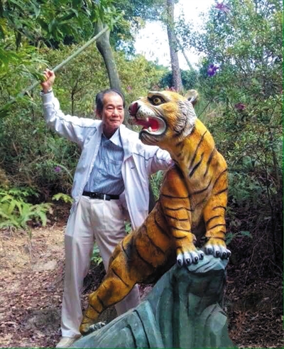 2015年1月10日，區(qū)少坤到廣東肇慶九龍湖游玩，拍攝打虎圖。