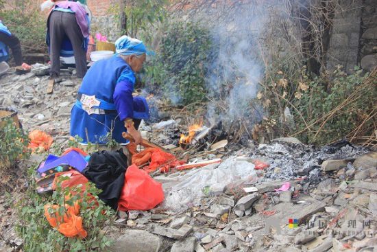 老人們準(zhǔn)備好松香紙錢等祭祀用品，虔誠(chéng)祈福。