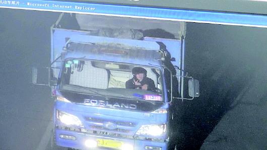 張某被抓拍到開(kāi)車打手機(jī)。