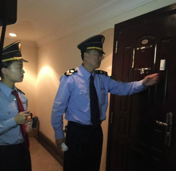 青島市衛(wèi)生監(jiān)督所的工作人員在郝愛勇診所執(zhí)法。