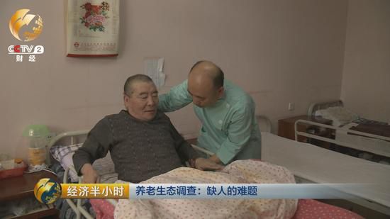 每天凌晨5點(diǎn)多，老姜就起床。幫老人挨個(gè)洗臉，口腔護(hù)理，換尿墊，擦身。