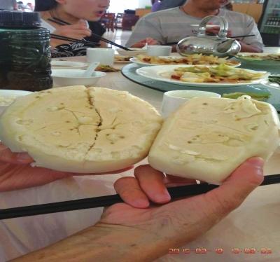 在參加山西游行程中，體驗員發(fā)現(xiàn)團(tuán)餐中的饅頭已經(jīng)發(fā)霉。視頻截圖