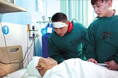 11月16日，王冬（頭部包裹紗布者）在照顧李大爺