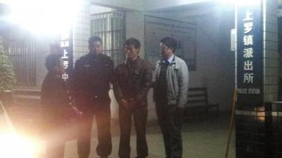 王強(qiáng)被抓獲歸案,右二為犯罪嫌疑人。