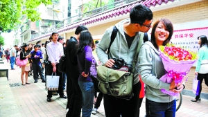 2011年11月11日，越秀區(qū)民政局，登記結(jié)婚的隊(duì)伍排了足有一百米長(zhǎng)（資料圖片）。　記者黃澄鋒攝