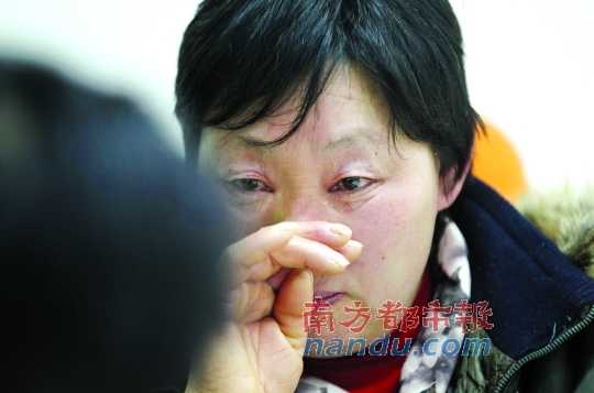 　　聽聞判決結(jié)果，被害人母親楊書會控制不住眼淚。南都記者徐文閣攝