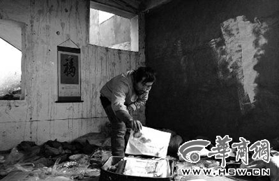 　西安市解放路與東大街十字西北角的一棟待拆遷的樓房中，陳露山整理自己每天看的報紙