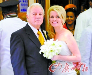 二00一年，埃德文和特里娜舉行婚禮。