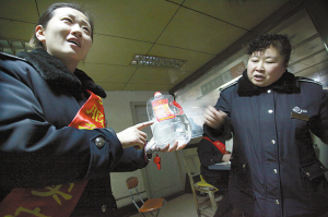 　車站人員在講述當(dāng)時(shí)情況，一桶5斤的白酒已被喝掉大半記者周杰攝