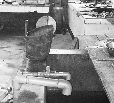 在鎮(zhèn)機關食堂，洗菜煮飯都用自來水。