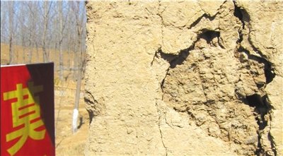 莫言舊居遭游客摳墻挖磚 撒在家中稱可占文氣 莫言舊居遭游客摳墻挖磚 撒在家中稱可占文氣