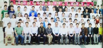 個(gè)不同班級的畢業(yè)照，前排除了最左邊一位老師外，完全一致。